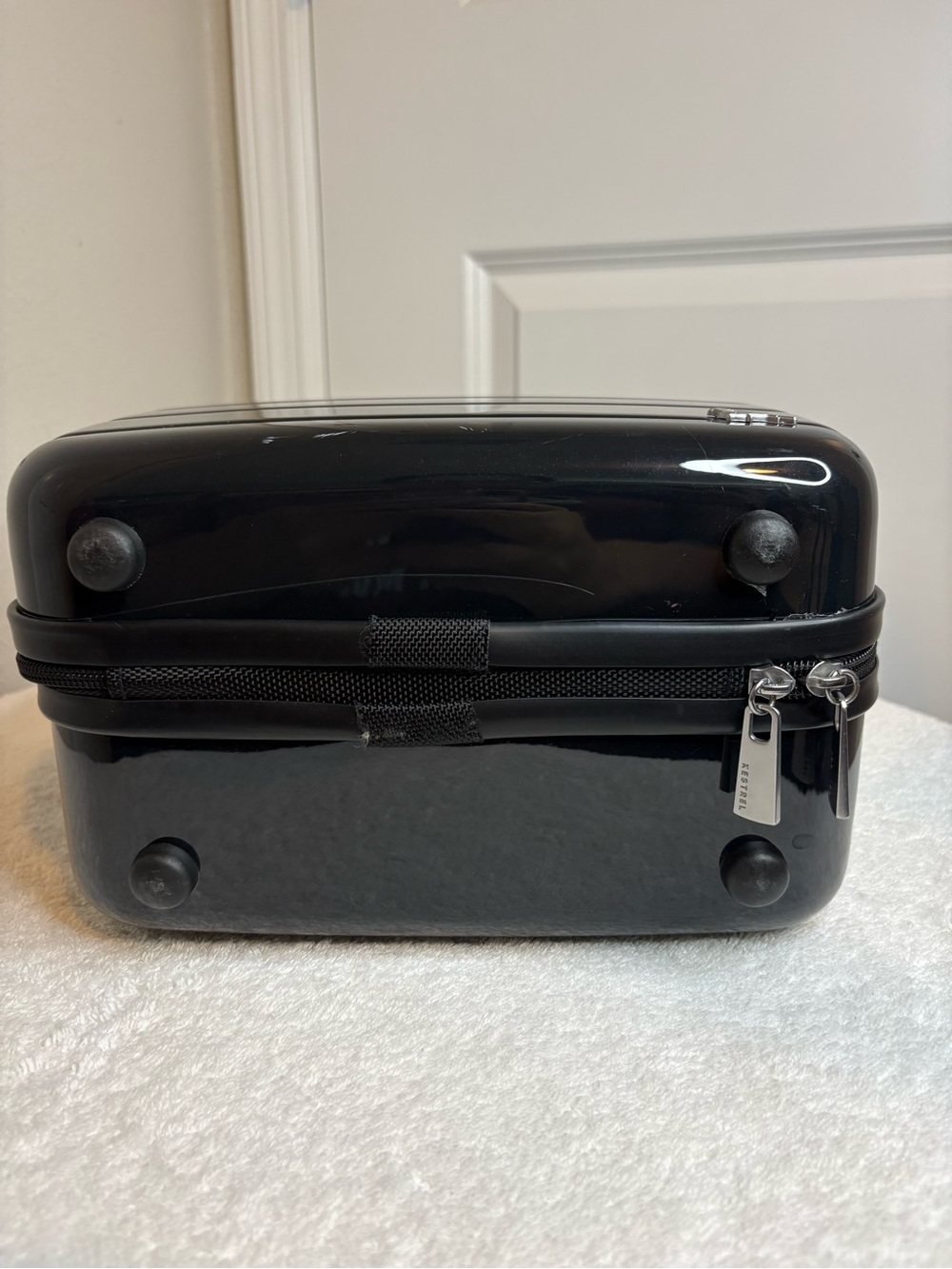 Black Hard-Shell Make-up Travel Case - Picture 5 of 9